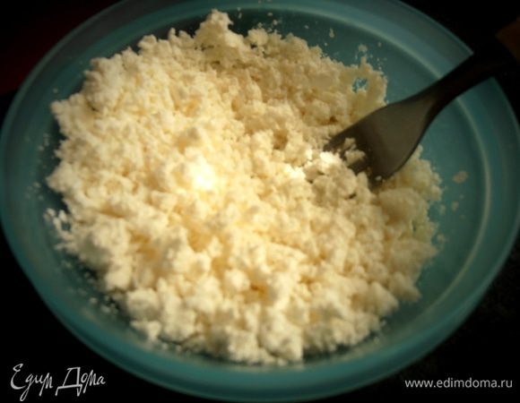 Брынзу разомнём вилкой в крошку и смешиваем с капустой...