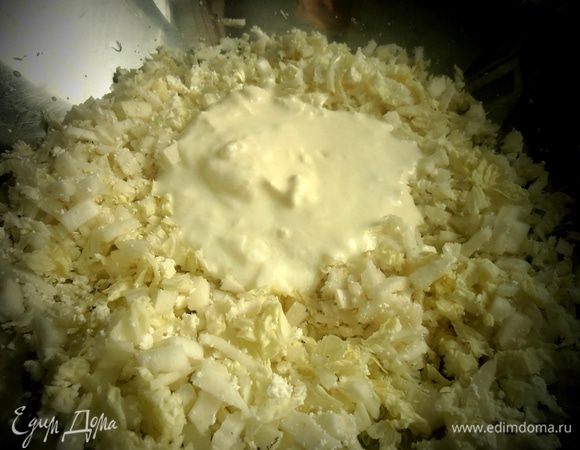 Выливаем в капусту простоквашу или кефир.