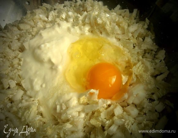 Вбиваем одно крупное яйцо или два мелких.