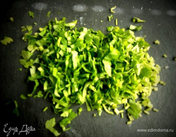 Петрушку или другую любимую зелень порубить...