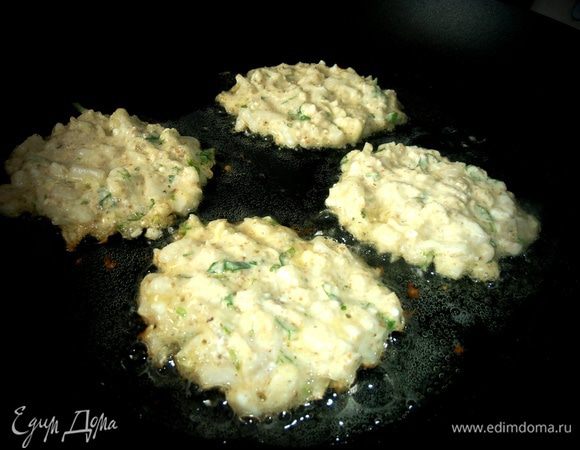 Выкладываем на разогретую с маслом сковороду и жарим с одной стороны до золотистости.