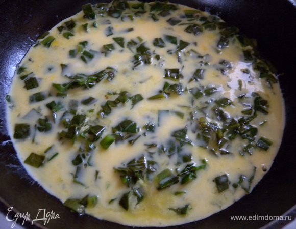 Взбить немного яйца с молоком и вылить на шпинат. Накрыть крышкой и выдерживать до готовности. 