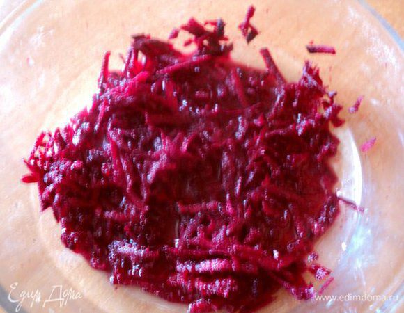 Свеклу потереть на терке для моркови. Сложить в в посуду для микроволновки, добавить 30 мл воды, сок лимона, накрыть крышкой  и поставить в микроволновку на 5 мин при максимальной мощности. Затем сок отцедить и охладить.