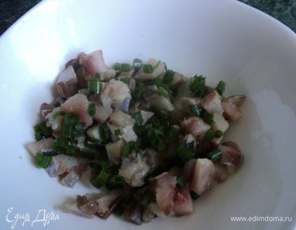 Отварить до готовности картофель в мундире. Горячим очистить и размять в пюре, добавив по вкусу соль, перец и 1 ст. ложку оливкового масла.
Филе сельди порезать мелкими кусочками, добавить мелко порезанный лук.
