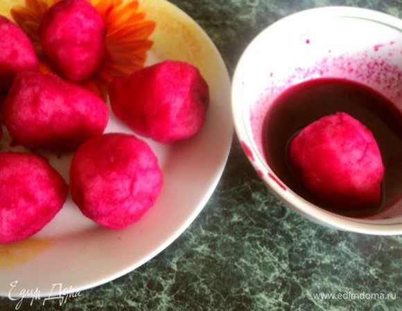 Окунуть заготовки в свекольный сок и выложить на тарелку слегка подсушиться.