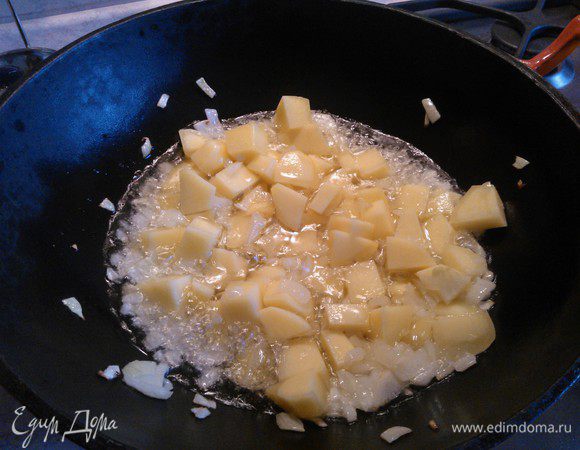 Нарезать лук мелко, картофель кубиками и обжарить 5-7 минут, периодически помешивая.