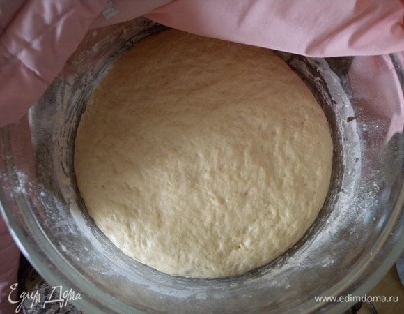 Замесить тесто. Оставить его подняться 1.5-2 часа. Потом разделить на нужное кол. Получается 3 стандартные пиццы. Но я делаю одну часть на форму для пиццы а с второй и третьей - большую пиццу на весь противень с духовки. 