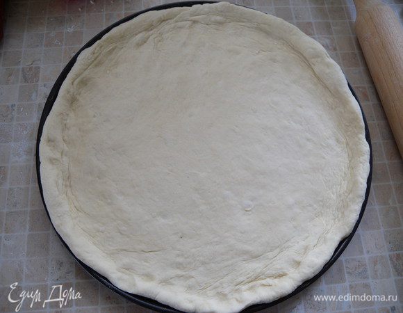 Раскатать тесто (я делаю это руками), выстелить на форму. 