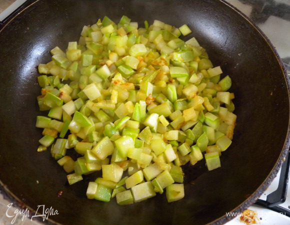 Кабачок для начинки порезать на кубики и поджарить на большом огне, так чтобы не превратились в кашу. 