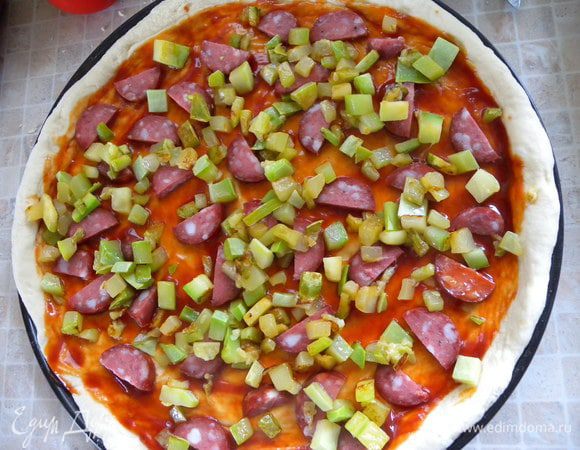 Высыпать поверх колбасок. 