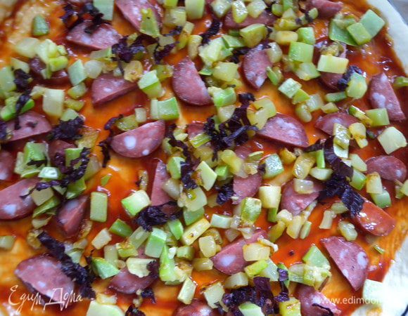 Порезать мелко базилик и посыпать. 