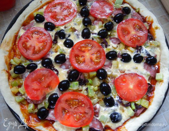 Порезать тонко помидор. Выложить. Так же и оливки. Это без сыра. 