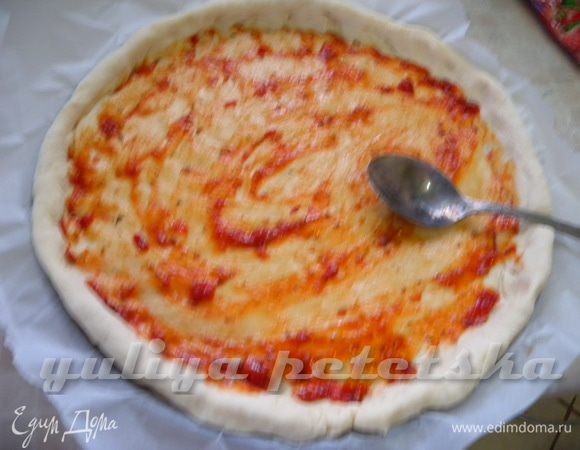 Тесто смазываем соусом сацебели. 