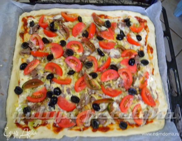 Вторая пицца на противень. Дать постоять около 10-15 минут. 