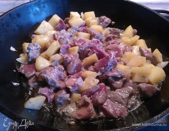 Мясо нарезаем кубиками и добавляем к обжарке. Добавляем 4 ст.л. соевого соуса, перемешиваем и продолжаем обжаривать 10 минут, помешивая.