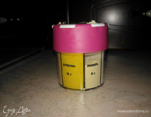 Солим, перчим и добавляем специи по вкусу (не забудьте учесть, что ранее мы добавляли соевый соус) - я солю неполной столовой ложкой соли. Все тщательно перемешиваем.