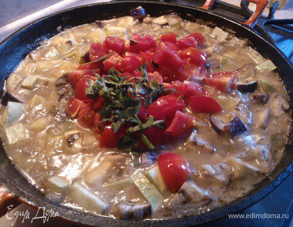 Нарезаем помидоры и зелень и отправляем в рагу. Томим еще 10 минут на огне и все - Рагу готово!!!! Приятного аппетита!!!