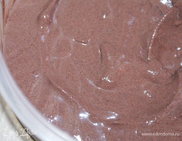 Сметану смешать с черемуховой мукой и оставить на 30 минут.
