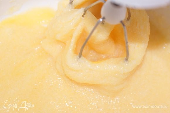 Яйца взбить с сахаром в белую массу. На фото она желтая, т.к. это самое начало взбивания.
