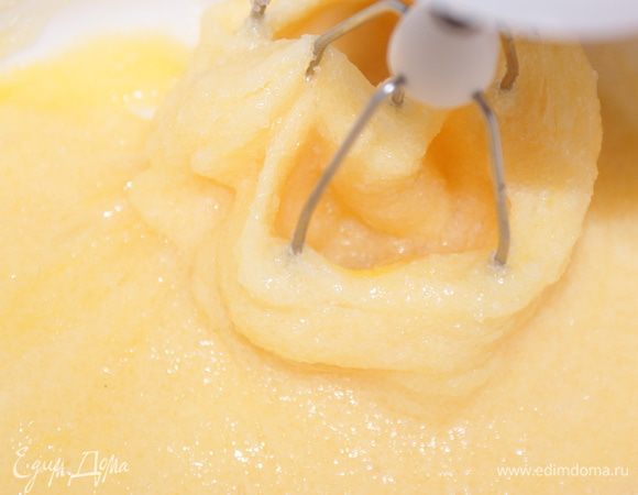 Яйца взбить с сахаром в белую массу. На фото она желтая, т.к. это самое начало взбивания.
