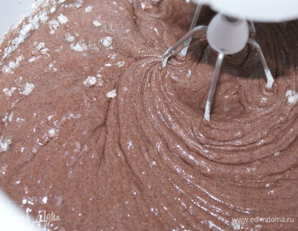 В тесто добавить сметану с черемуховой мукой, добавить муку, соль и разрыхлитель. Замесить тесто.
