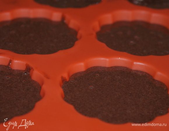 Выложить тесто в формочки для кексов, заполнив их на 2/3.
