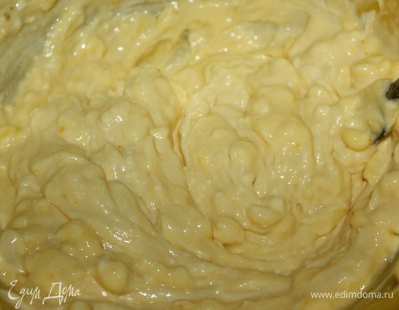 Яйца растереть с сахаром, ванильным сахаром и добавить творог.