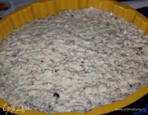  Выложить массу в кольцевую силиконовую форму, предварительно ополоснув ее холодной водой.  Выпекать в разогретой до 180 градусов духовке 30 минут. 