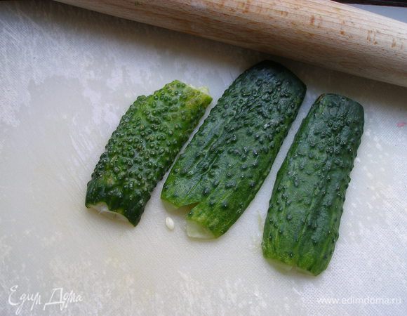 Теперь огурцы нужно отбить, так, чтобы они с хрустом трескались. Я просто «прошлась» по ним скалкой. Нарезать огурцы наискось на небольшие куски. Сложить в миску, посолить, залить уксусом, хорошо перемешать и дать постоять 5-6 мин.