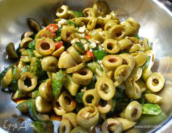 Огурцы хорошо отжать от лишней жидкости, добавить перец чили, чеснок и оливки (по желанию). Сбрызнуть маслом и соевым соусом. Подавать немедленно!