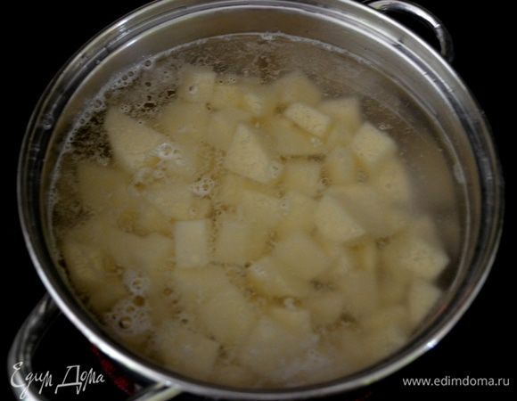 В соленой воде сварить картофель до готовности.