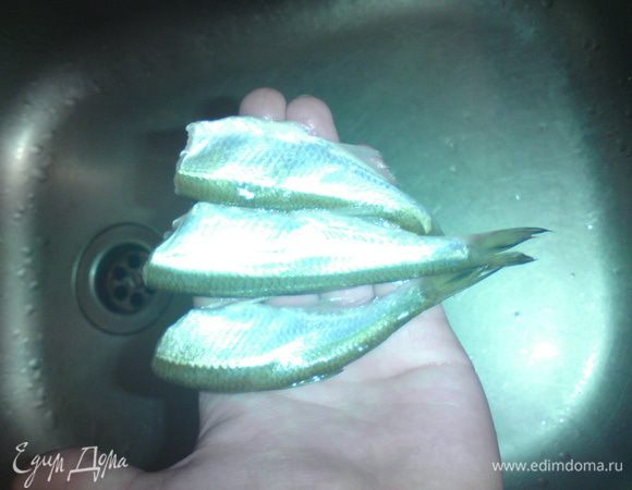 Очистить рыбку от чешуи, удалить голову и внутренности, помыть.