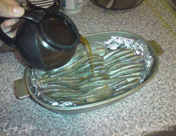 В крепкой свежей заварке размешать 2 ложечки соли (это по вкусу, но 30 моих экспериментов выявили именно 2 ложечки как удачное сочетание) и залить в утятницу.