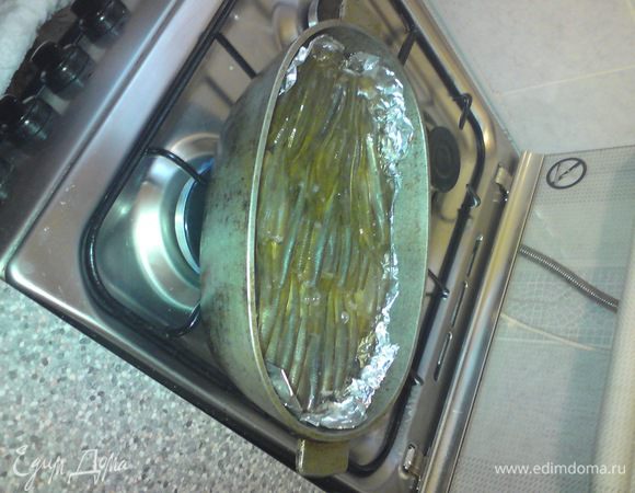 Около 20 минут варить рыбку на среднем огне, не закрывая крышки.