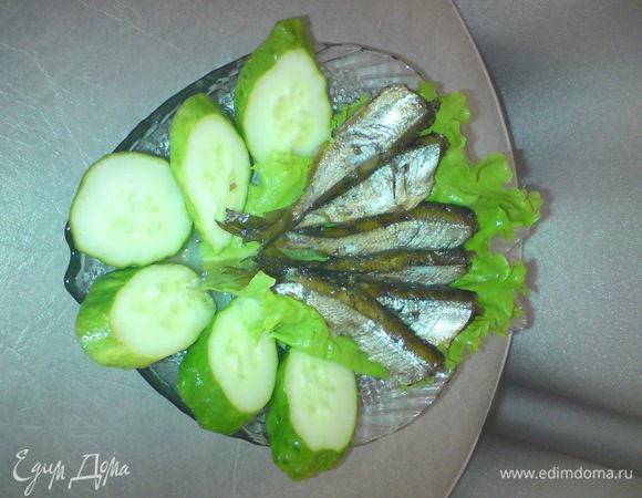 После остывания можно кушать и хвалиться умением. 
ВНИМАНИЕ: 
1. следите, чтоб в процессе готовки масло не выкипало, при необходимости доливайте; 
2. учитывайте, что при остывании рыбка становится солоней, чем была горячей;
3. следите, чтоб соседи не затопили слюной;
4. кушайте с удовольствием и хвалитесь громко)))))))))))))))
ПРИЯТНОГО АППЕТИТА!