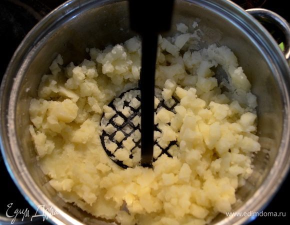 Слить воду,картофель размять толкушкой.Добавить слив.масло размягченное.Хорошо перемешать.