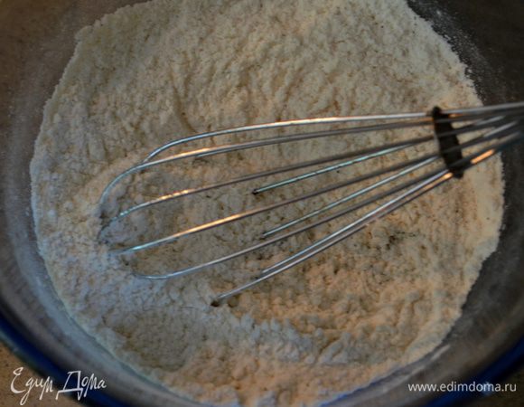 Смешать отдельно муку и разрыхлитель,1 ч.л соль и 1/4 ч.л перец.