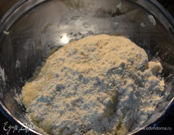 Муку смешанную выложим в карт.массу и все перемешаем.Сформируем тесто в шар и припылим сверху мукой. Прикроем полотенцем и поставим отдыхать на 20мин.
