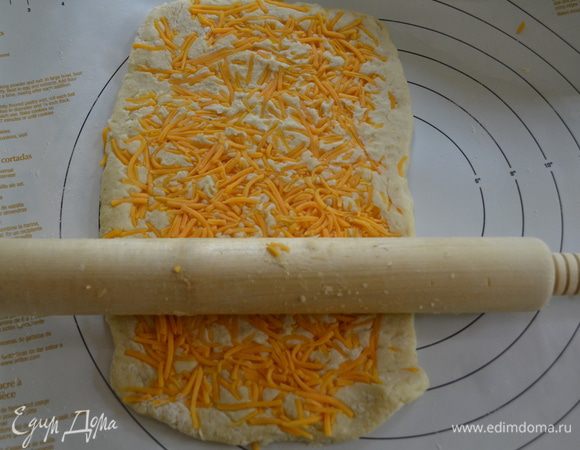 Примнем его легонько скалкой.