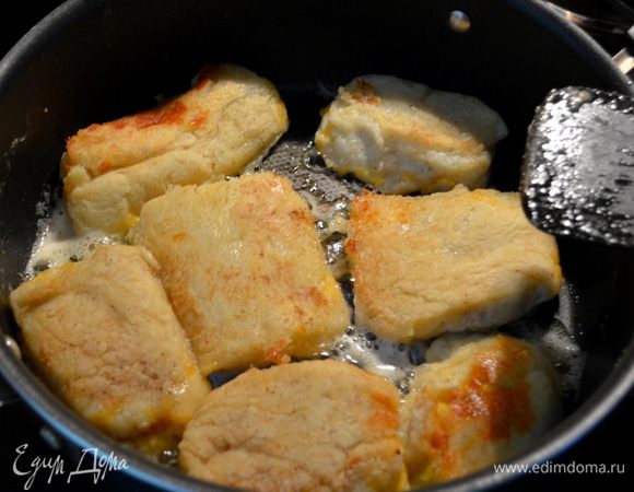 На разогретую сковороду ,растопив слив.масло выкладываем наши сконы и жарим по каждой стороне 3-4мин