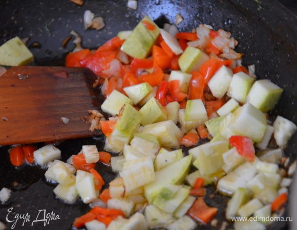 Для начинки:лук мелко порезать,перец очистить от семян и тоже мелко порезать кубиком.Обжарить на растительном масла лук и перец,затем добавить порезанный кубиками кабачок.