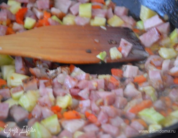 В самом конце добавить порезанный кубиками окорок.Обжаривать в течении 1-2 минут.