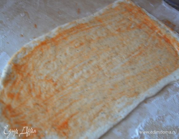 Подошедшее дважды тесто.Разделить на два куска.Каждый раскатать в форме прямоугольника.Смазать тесто томатным соусом(или томатной пастой слегка разведенной водой).Присыпать сухой зеленью орегано,базилика и сухой петрушкой с укропом.