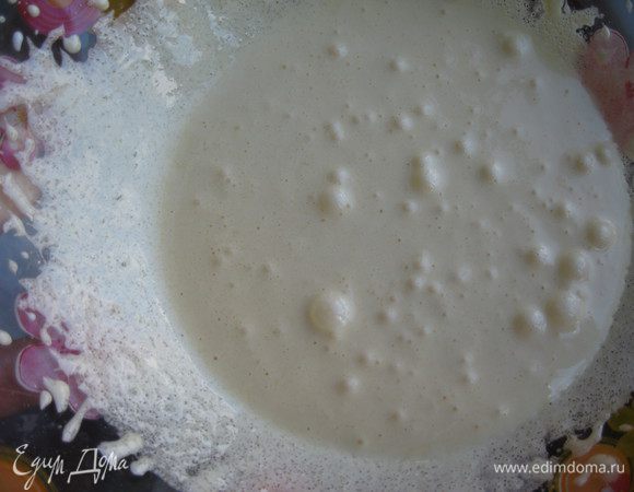 Желтки взбиваем с половиной сахара.