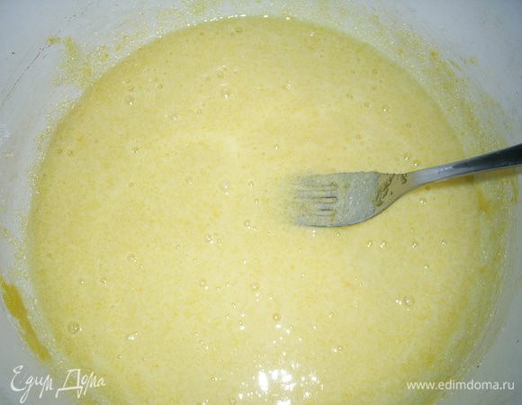 Растираем яйцо с сахаром.