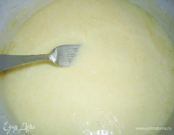 Добавляем сметану и остывшее растопленное масло. Перемешиваем до однородности.