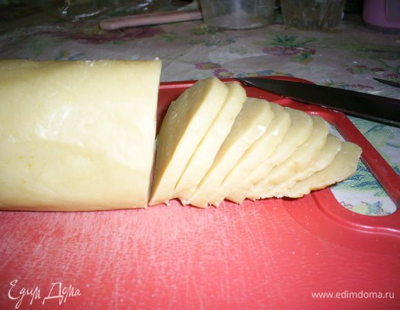 Режем нашу колбаску на кусочки толщиной около 2 милиметров. Выкладываем на противень, застеленный бумагой. Выпекаем в разогретой до 200 градусов духовке 10-15минут. Далеко не отходите, печенье может сгореть. Если видите, что краешки печенек  сильно зарумянились, можно вынимать.