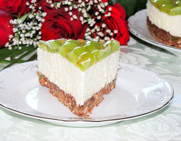 Изюм залить горячей водой и оставить на 30 минут. Затем отбросить на дуршлаг, промыть и обсушить. 25 мл желатина развести в 100 мл воды. Оставшийся  желатин развести в виноградном соке. Печенье измельчить в крошку. Темный шоколад растопить на водяной бане. Добавить в шоколад печенье и изюм, перемешать. Я еще добавила немного сливок, т.к. было суховато. Дно и бортики разъемной формы 22 см (у меня 26 см)  выстлать пергаментом. Выложить шоколадную смесь, разровнять и поставить в холодильник. Белый шоколад натереть на крупной терке. Сметану взбить с сахаром. Добавить натертый шоколад и разведенный в воде желатин. Перемешать. Сливки взбить в плотную пену. Аккуратно ввести в сметанную смесь. Выложить в форму на шоколадную подложку, разровнять поверхность и вернуть в холодильник, как минимум на 1,5 часа. Разведенный в соке желатин слегка подогреть, постоянно помешивая, затем дать остыть. Виноград вымыть, обсушить. Разрезать каждую ягоду пополам и удалить косточки ( у меня виноград без косточек). Уложить виноградины на поверхность торта. Хорошо смазать желатиновой смесью верх торта и поставить в холодильник до полного застывания, примерно на 3 часа.Приятного аппетита!