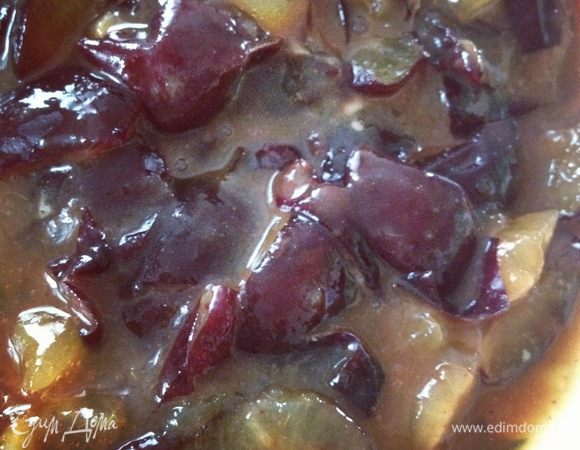 Сливу режем на крупные дольки и засыпаем сахаром, добавляем мёд и корицу. Почти сразу появляется сок и тут то нужно добавить крахмал.
