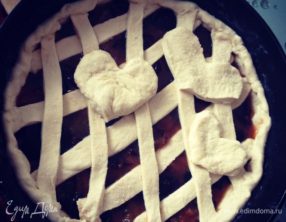 Не разделяя 2 пласта теста друг от друга, раскатываем его. Укладываем тесто в форму, посыпаем сахаром и выкладываем начинку. Сверху оформляем по желанию)